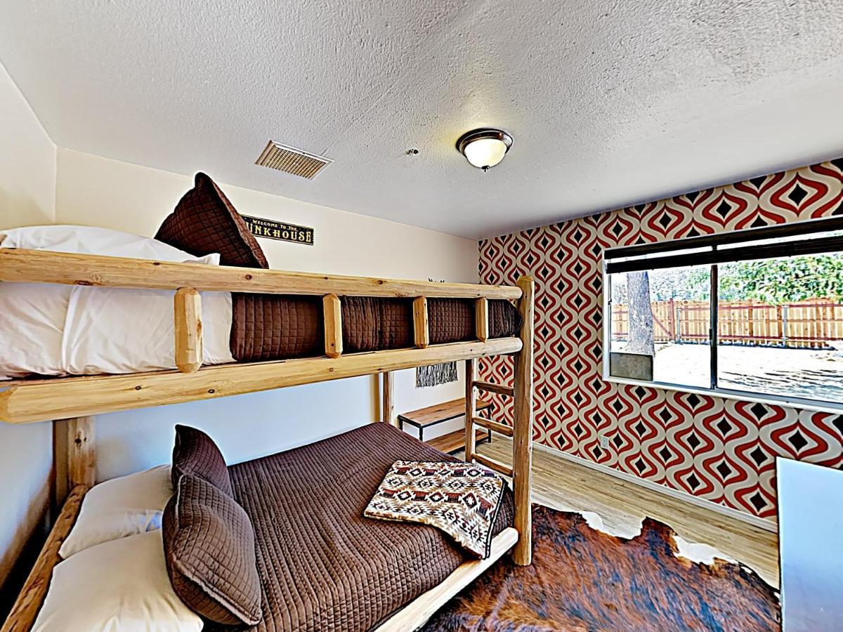 Rawhide Ranch - Walk To Pappy And Harriet'S With Hot Tub! Home Юкка-Вэлли Экстерьер фото